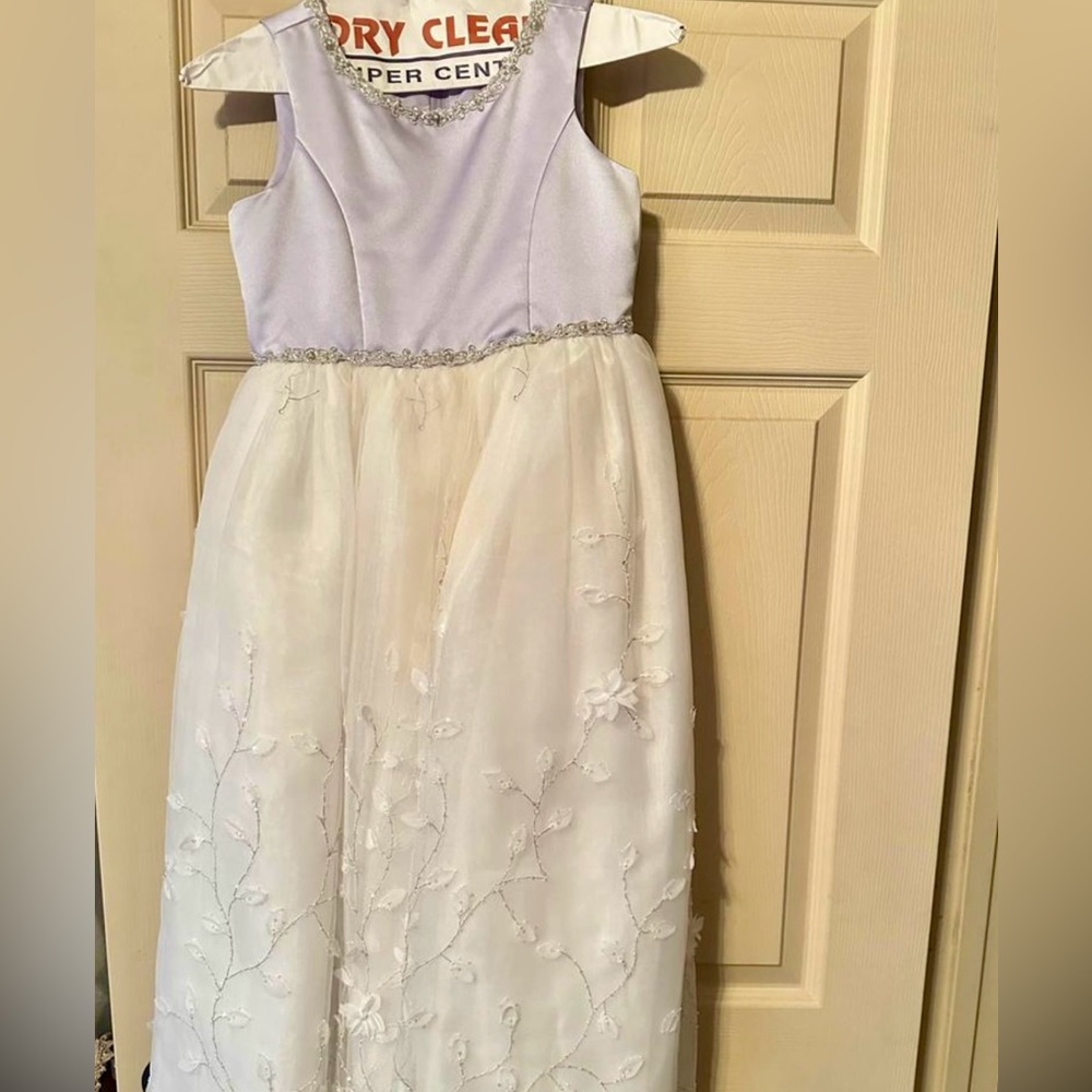 Beautiful jr bridesmaid/flower girl dress. 8XL. Lavender and white